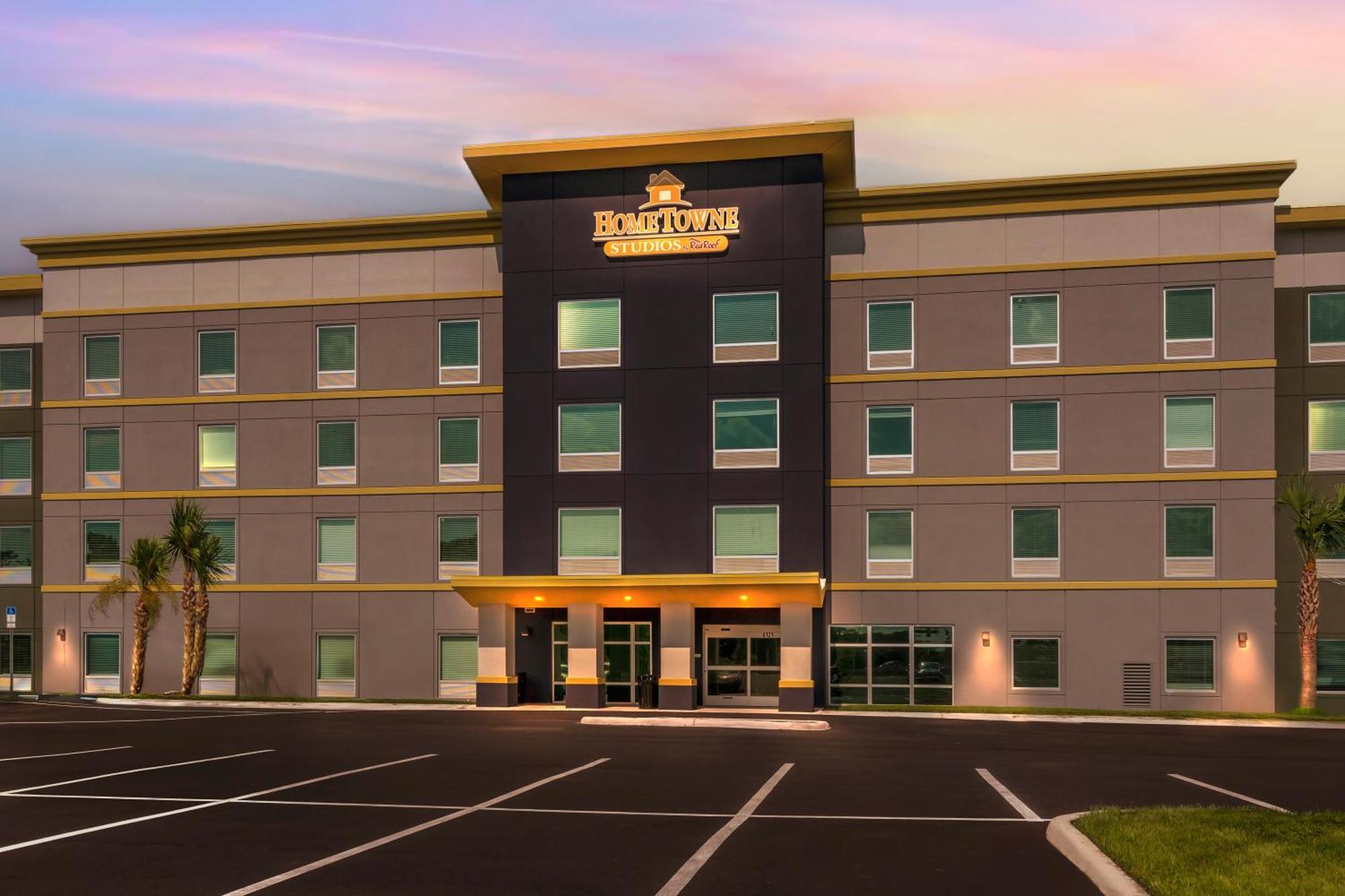 Hometowne Studios By Red Roof Tampa - Airport West Chase Exterior photo