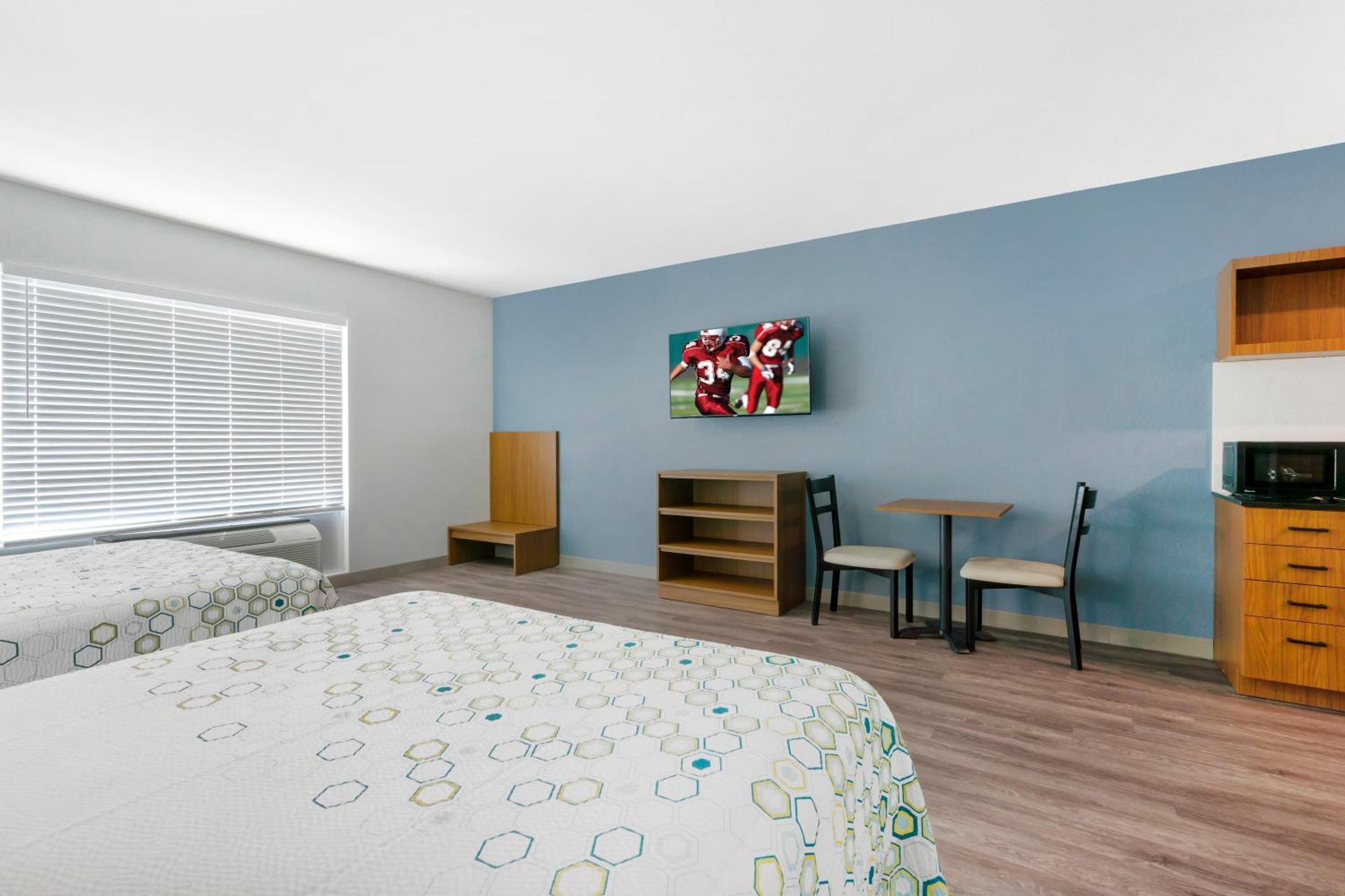 Hometowne Studios By Red Roof Tampa - Airport West Chase Exterior photo