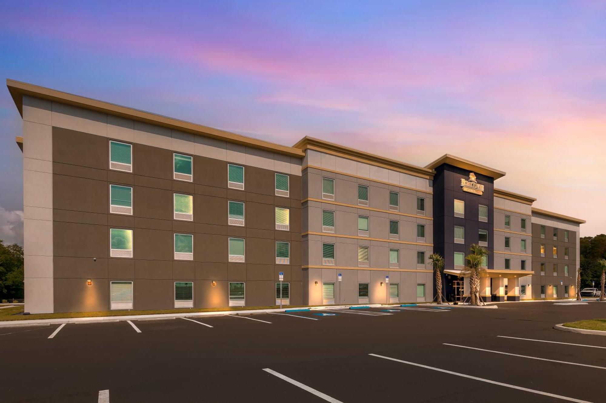 Hometowne Studios By Red Roof Tampa - Airport West Chase Exterior photo